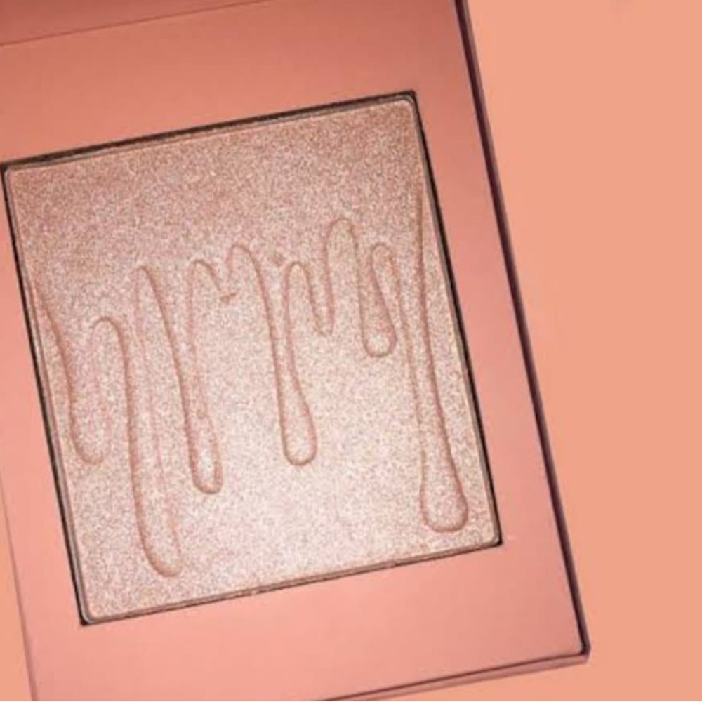 Kylie Cosmetics Pink Highlighter Compact with Built-in Mirror - Picture 3 of 6